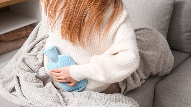 Chườm ấm vùng thắt lưng để hạn chế đau lưng