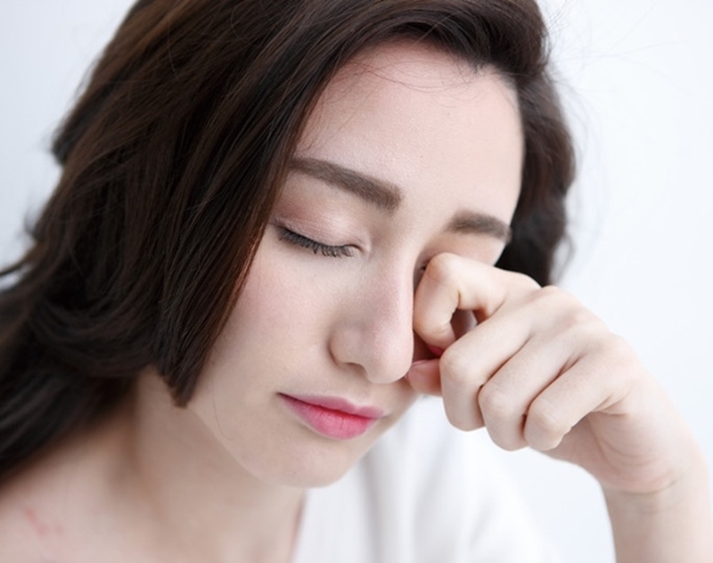 Đau mắt đỏ chảy nước mắt là triệu chứng do đâu dẫn đến 2