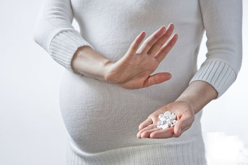 đau mắt đỏ có ảnh hưởng đến thai nhi 02