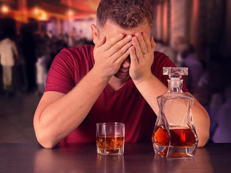 đau mắt đỏ có được uống rượu không 02