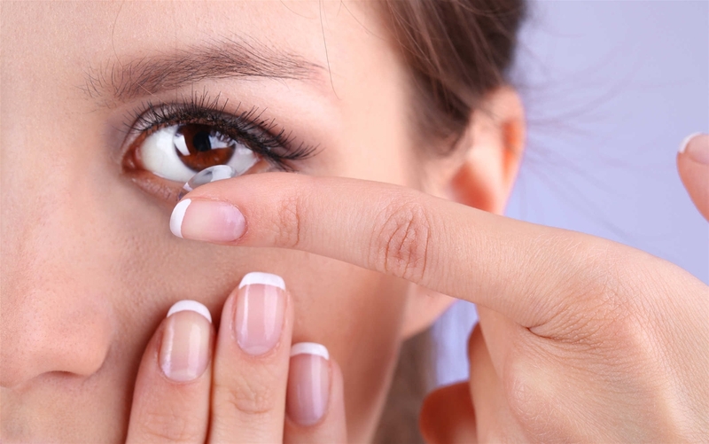 đau mắt đỏ có nên đeo lens