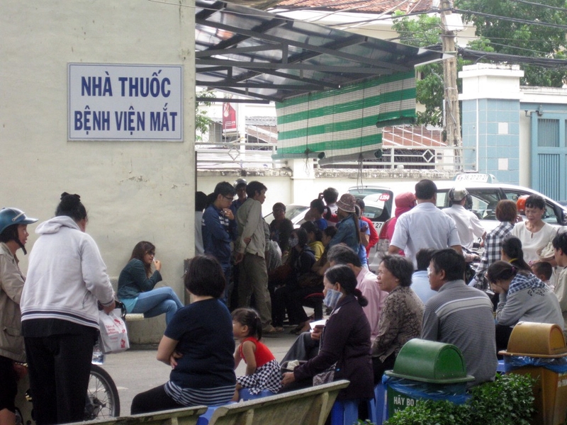 đau mắt đỏ dùng tobrex