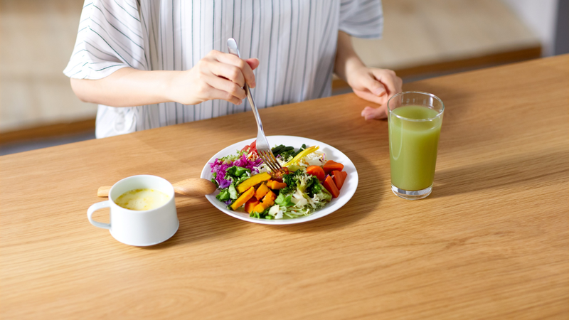 Người bị đau mắt đỏ nên duy trì chế độ ăn đa dạng, đầy đủ các nhóm chất