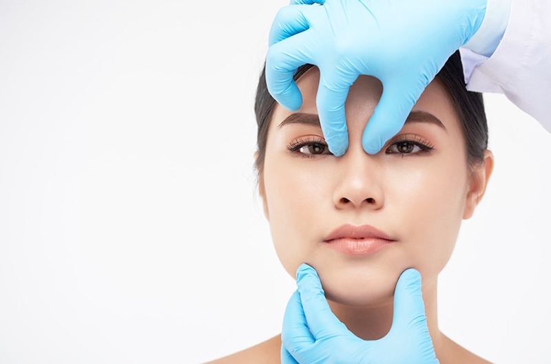 Đầu mũi bị cứng sau nâng do tay nghề của bác sĩ yếu kém