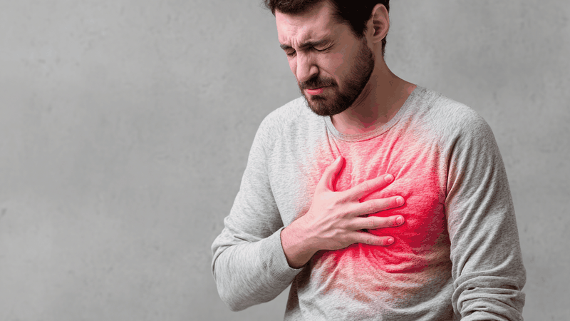 Đau ngực bên trái thường kèm theo các triệu chứng như khó thở, chóng mặt, buồn nôn.. khi gắng sức, đặc biệt liên quan đến bệnh lý tim mạch