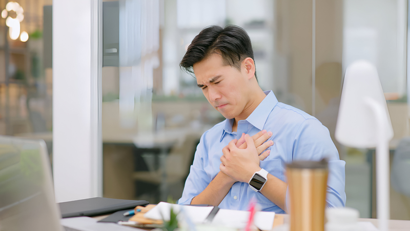 Trong các tình huống căng thẳng hay hoảng loạn, người bị lo âu có thể cảm thấy đau ngực