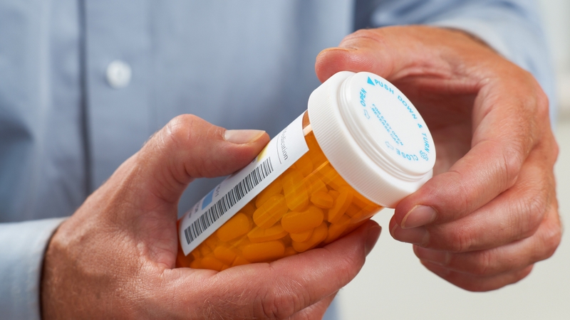 Uống thuốc giảm đau giúp giảm nhanh cơn đau tay nhưng không được khuyến khích sử dụng quá thường xuyên