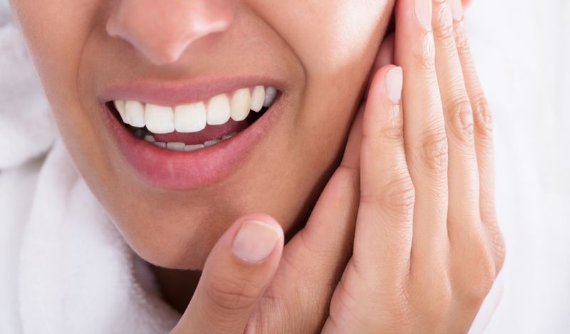 Đau nhức răng vào ban đêm có thể là do phần trám răng bị sứt mẻ, mất, hỏng