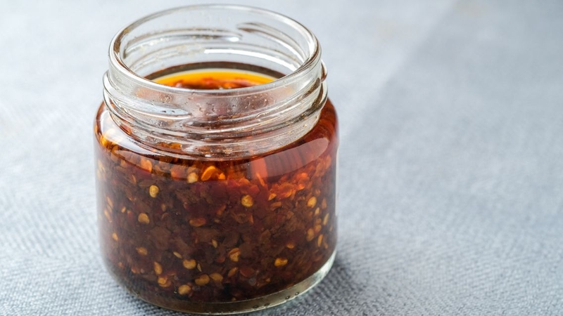 Bạn có thể tự làm dầu ớt tại nhà để kiểm soát chất lượng