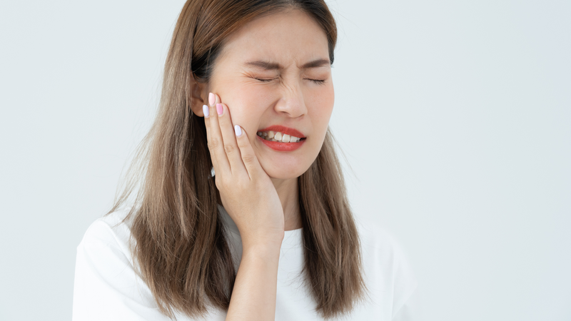 Ăn thịt bò bị đau răng bởi thịt bò cứng và dai, tác động trực tiếp lên vùng răng bị đau