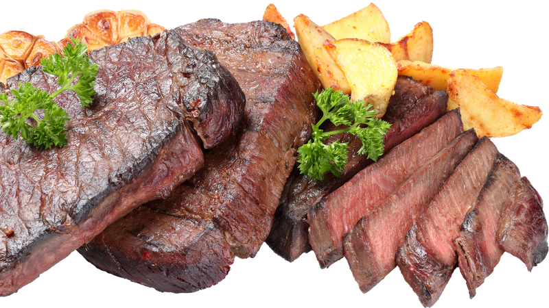 Cắt thịt bò thành từng miếng nhỏ giúp việc ăn dễ dàng và thuận tiện hơn