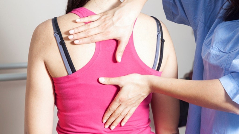 đau sau lưng vùng phổi 1