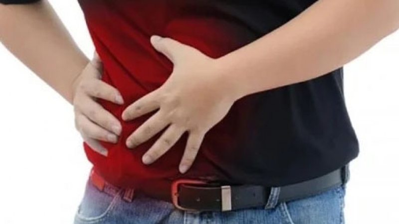 Đau ở vùng hạ sườn phải là một trong những triệu chứng điển hình của sỏi mật