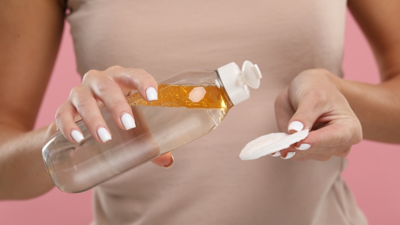 Nên ưu tiên các loại dầu chứa dầu thực vật như dầu gạo, dầu jojoba hoặc các chiết xuất hỗ trợ làm dịu da