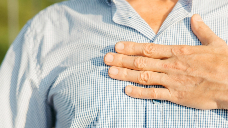 Đau tức ngực giữa là cảm giác đau, nặng hoặc ép chặt ở vùng trung tâm lồng ngực