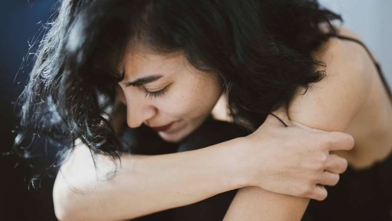 Nguyên nhân đau tức ở ngực giữa có thể do bệnh tim mạch hoặc nhồi máu cơ tim