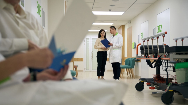 Mang theo hồ sơ bệnh án hoặc toa thuốc ghi rõ tên và liều dùng để bác sĩ tham khảo