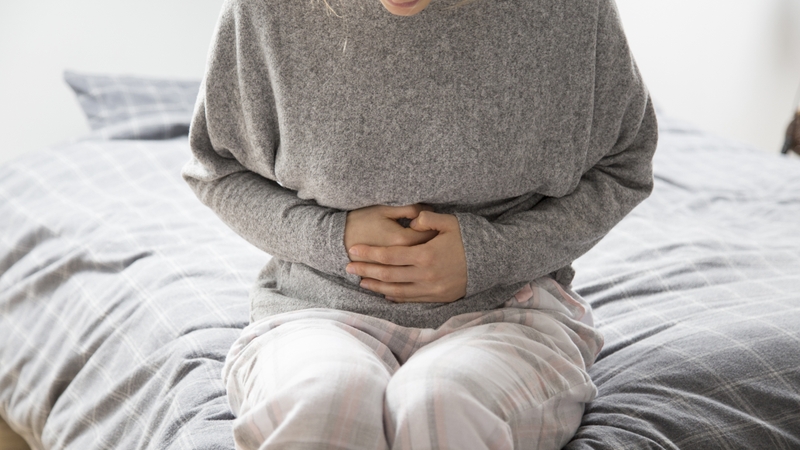 Đau vùng chậu có thể xuất phát từ các bệnh lý tiêu hóa như viêm ruột thừa, táo bón