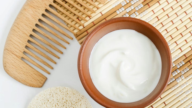 Kết cấu sản phẩm đặc giúp dưỡng ẩm sâu và cải thiện tóc hư tổn