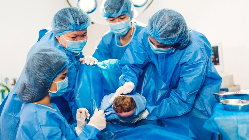 Việc lựa chọn sinh thường hay sinh mổ khi dây rốn bám mép cần được đánh giá toàn diện