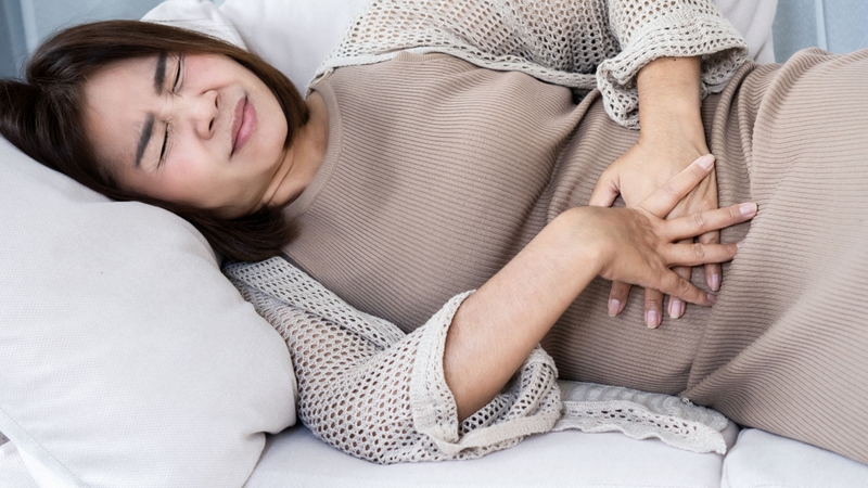 Đau bụng dữ dội có thể là dấu hiệu của nhiễm trùng hoặc vấn đề về tử cung