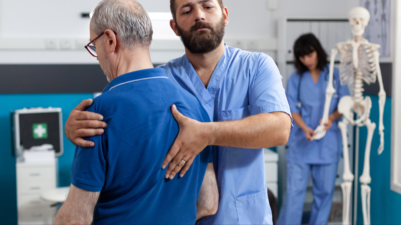 Khi nhận thấy các dấu hiệu lạ ở vùng dây thần kinh liên sườn, nên thăm khám bác sĩ kịp thời