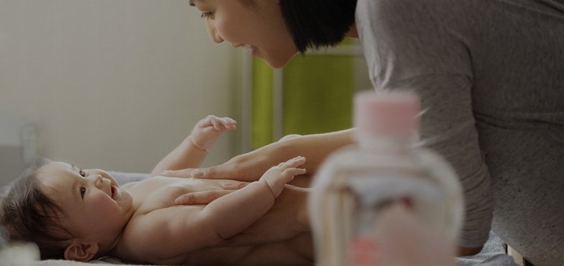 Để hạn chế tình trạng trẻ sơ sinh bị dị ứng dầu massage mẹ nên thử độ kích ứng trước khi sử dụng