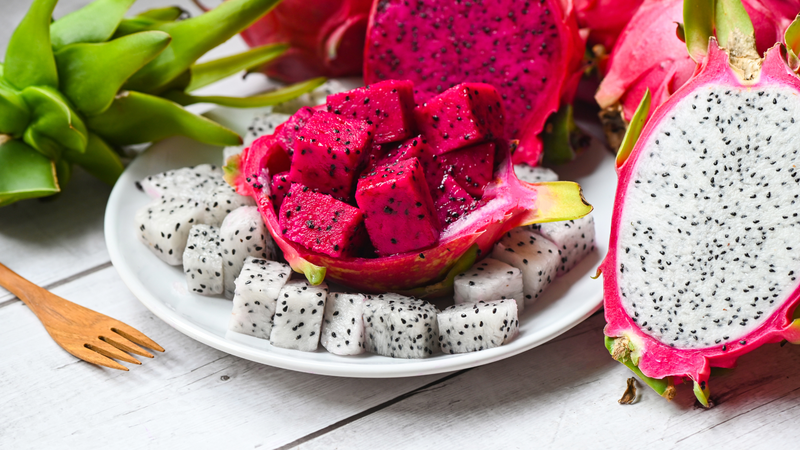 Thanh long chứa nhiều chất xơ và nước, giúp cải thiện tình trạng táo bón