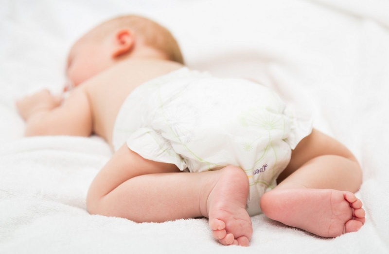 Để trẻ sơ sinh nằm sấp ngủ có sao không?