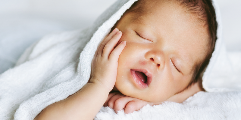 Để trẻ sơ sinh nằm sấp ngủ có sao không?