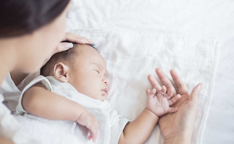 Để trẻ sơ sinh nằm sấp trên người mẹ ngủ có sao không?