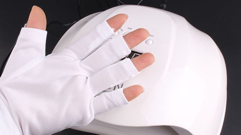 Đeo găng tay chống tia UV khi làm móng giúp bảo vệ da hiệu quả trước tia UVA
