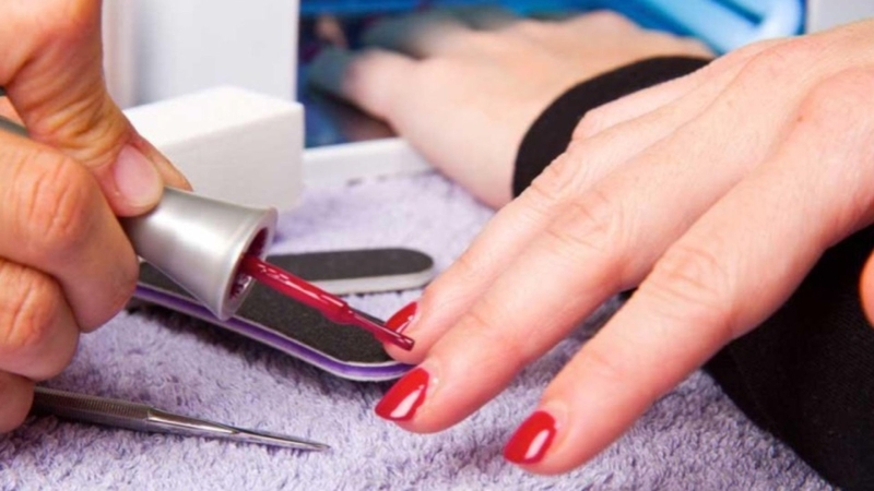 Hạn chế tần suất làm nail gel là việc làm cần thiết để bảo vệ móng và da tay