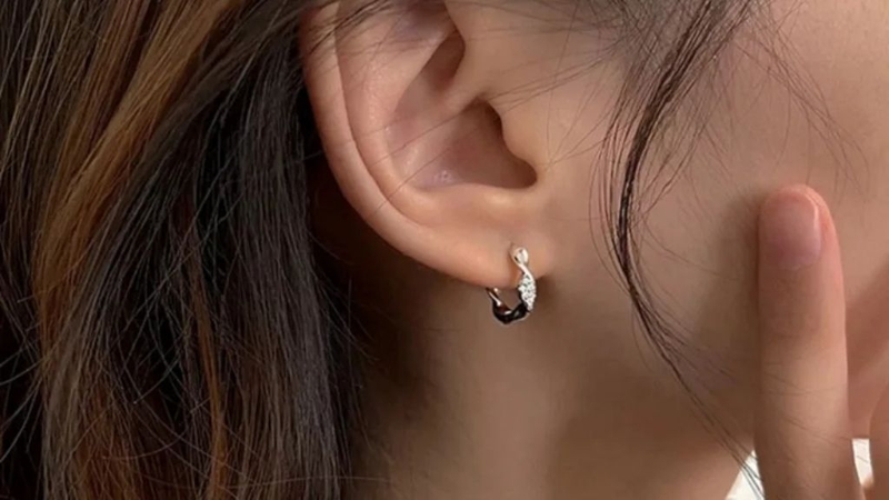 Đeo bông tai bị hôi: Nguyên nhân, cách khắc phục! 3