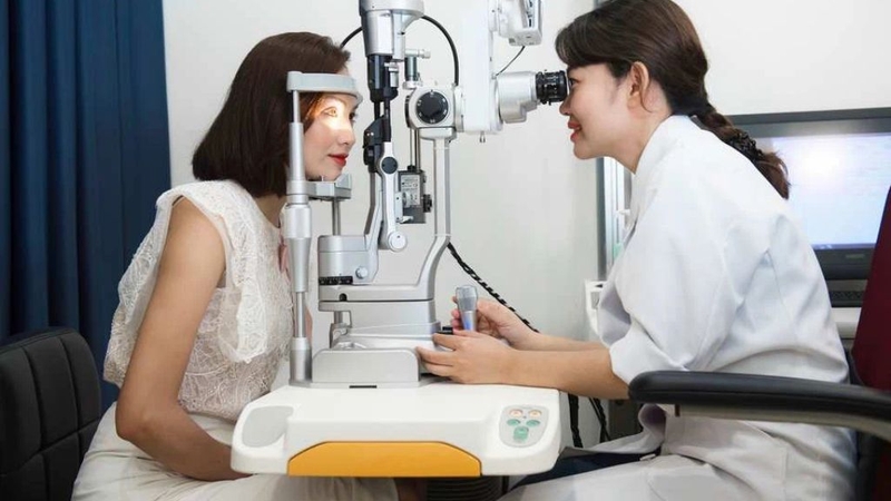 Đeo kính cận đúng cách: Các bước thực hiện cần nắm 2