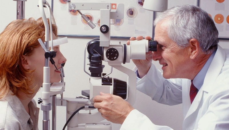 Đeo kính cận nhìn vật bị cong là bị gì? Có cách nào khắc phục hay không? 3