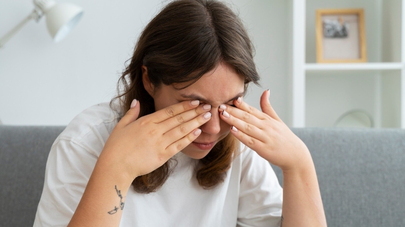 Nguyên nhân đeo lens bị cộm mắt và cách đeo đúng 2