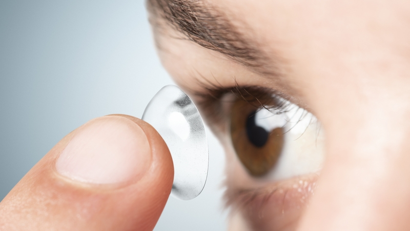 Nguyên nhân đeo lens bị cộm mắt và cách đeo đúng 3