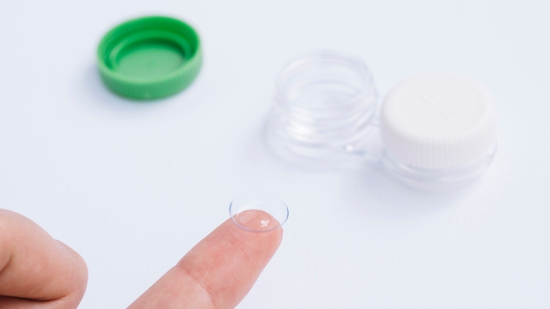 Nguyên nhân đeo lens bị cộm mắt và cách đeo đúng 4