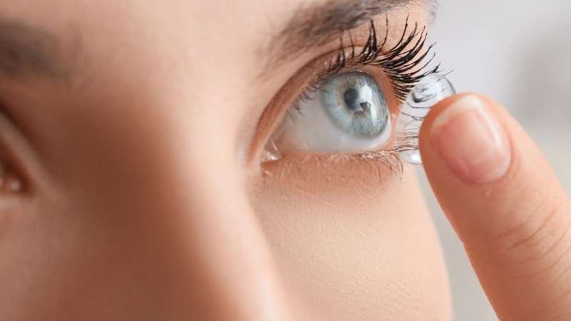 Đeo lens bị đỏ mắt là tình trạng lòng trắng của mắt (kết mạc) xuất hiện các mạch máu giãn nở, khiến mắt có màu đỏ