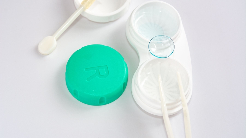 Nếu kính áp tròng quá chật hoặc quá lỏng có thể gây ma sát và kích ứng mắt, dẫn đến đỏ mắt