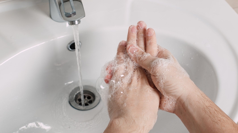 Người dùng cần rửa tay kỹ bằng xà phòng và lau khô trước khi đeo hoặc tháo kính áp tròng