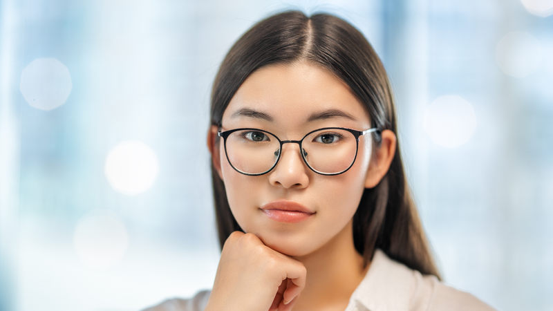 Đeo mắt kính bị xước có sao không là thắc mắc phổ biến của nhiều người khi sử dụng kính trong thời gian dài