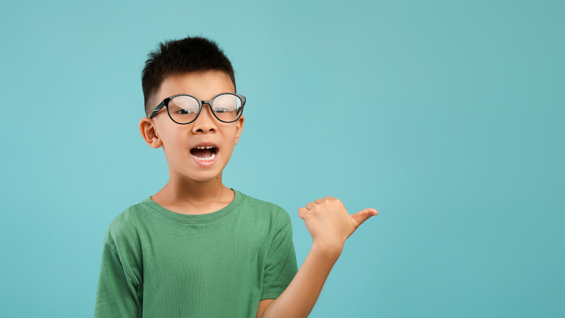 Trẻ em là đối tượng cần cẩn trọng hơn khi sử dụng kính xước