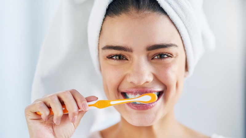 Vệ sinh răng, kẽ răng và lưỡi giúp duy trì hơi thở dễ chịu hơn