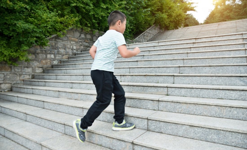 Đi cầu thang bộ có tác dụng gì? Cách đi cầu thang bộ tốt cho sức khỏe 2