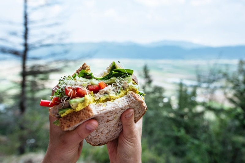 Đi leo núi nên mang đồ ăn gì? Gợi ý các loại thực phẩm phù hợp 3