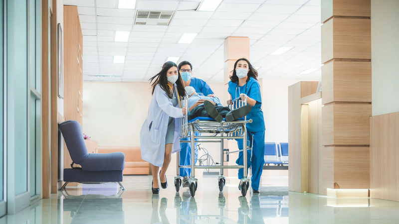 Hãy gọi cấp cứu ngay nếu đi ngoài phân đen kèm đau bụng dữ dội sau uống rượu bia