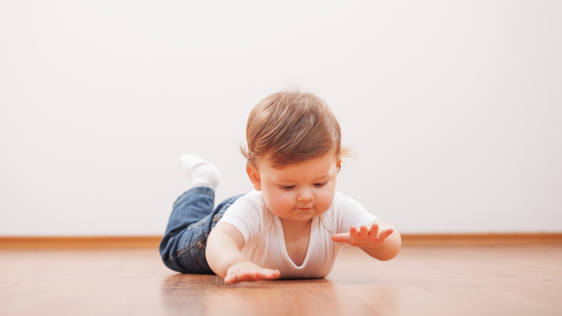 Cha mẹ có thể quan sát thêm nếu trẻ chậm biết lẫy, bò, đi so với các mốc phát triển thông thường