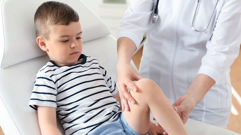 Trẻ cần được tái khám định kỳ để bác sĩ theo dõi quá trình phát triển của hệ xương khớp